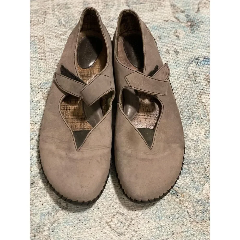 Born Shoes Womens 10/42 M Grey Leather Slip On Adjustable Strap Comfort